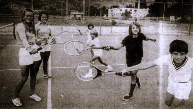6 young tennis players pose with their rackets.